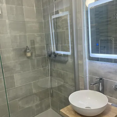2 Pieces Apartment *